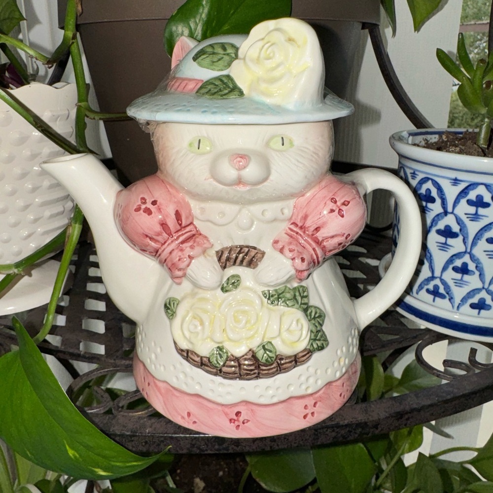 Albert Prince Lady Cat Collectible Teapot